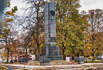 Znika pomnik z Placu Wolności. W Bydgoszczy wraca spór o pamięć i symbole