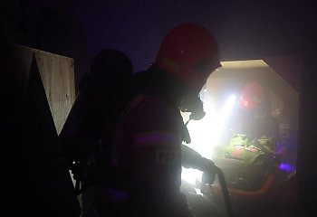 Nocny pożar w bydgoskiej kamienicy. Ranny mężczyzna trafił do szpitala