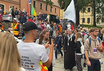 „Lekki plecak i wytrwałość”. Bydgoscy pielgrzymi ruszyli na Jasną Górę