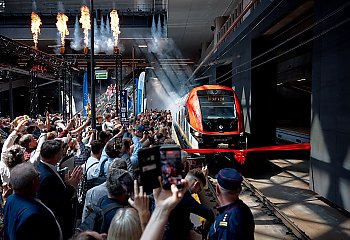 Czternaście nowych pociągów dla Łódzkiej Kolei Aglomeracyjnej. PESA przekazała  Elfy 3.0