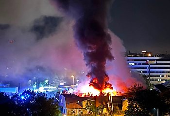 Nocny pożar przy ul. Kossaka w Bydgoszczy. W akcji 13 zastępów straży pożarnej