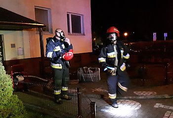 Strażacy gasili w nocy ogień w mieszkaniu przy Podhalańskiej 