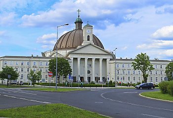 Tu dobro nie kończy się na słowach. Bazylika Pomaga zaprasza wolontariuszy