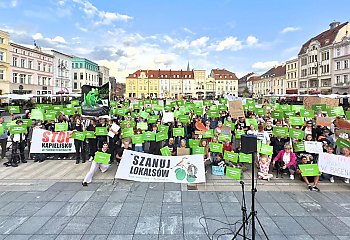 Ponad 200 bydgoszczan protestowało przeciwko kąpielisku w Parku Centralnym. MODrzew chce rozmów z miastem