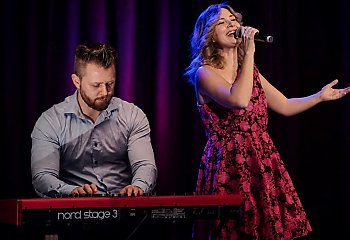 Miłość niejedno ma [muzyczne] imię! Agnieszka Kartaszewicz i Dominik Roch Lesiewicz wyśpiewają je w bydgoskiej Światłown