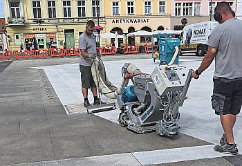 Granit z Chin znów pod śrutownicą. Niekończąca się historia płyty Starego Rynku