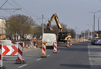 Utrudnienia na Kapuściskach. Trwa rozbiórka torowiska [ZDJĘCIA]