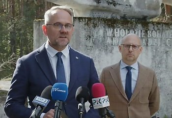 Spór o obelisk na Glinkach w Małej Nieszawce. IPN chce usunąć symbole ZSRR i przypomnieć alianckich jeńców