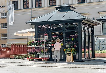 Wraca ruch przy Placu Wolności w Bydgoszczy. Kwiaciarki przeprowadzają się do nowych pawilonów