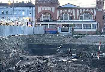 Średniowieczne umocnienia pod ulicami Bydgoszczy? Archeolodzy natrafili na tajemnicze drewniane konstrukcje