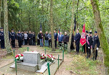 Niemcy mordowali ich nad jeziorem, potem próbowali zatrzeć ślady. Pamięć o ofiarach zbrodni w Borównie