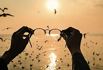 Koniec z parującymi okularami - jak laserowa korekcja wzroku odmienia codzienne nawyki?