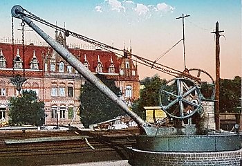 Replika portowego żurawia stanie przy Rybim Rynku w Bydgoszczy