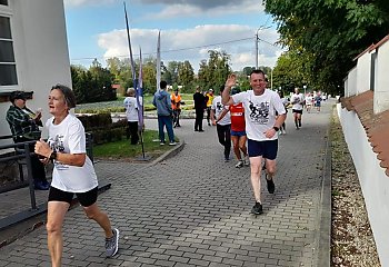 Bez ścigania, za to z pamięcią i modlitwą. Blisko 200 osób pobiegło z Bydgoszczy do Górska śladami ks. Popiełuszki