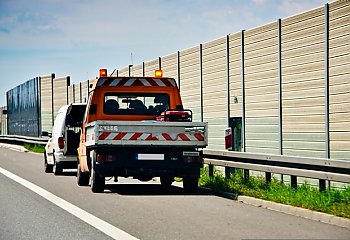 Wyposażenie awaryjne w samochodzie – co warto mieć ponad ustawowe minimum?