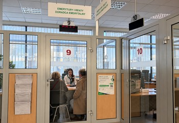 Przed wnioskiem o emeryturę warto sprawdzić kilka wariantów. ZUS oferuje pomoc doradcy