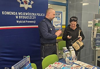 Oszust podaje się za policjanta, pracownika ZUS albo zakochanego żołnierza. Bydgoscy policjanci tłumaczyli, jak nie dać się nabrać