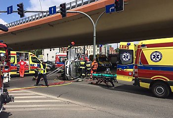 Wypadek pod mostem Uniwersyteckim. Samochód przewrócony na bok