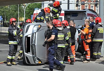Akcja ratunkowa po wypadku pod mostem Uniwersyteckim [ZDJĘCIA]