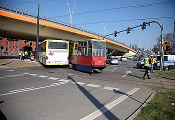 Autobus zderzył się z tramwajem. Są ranni