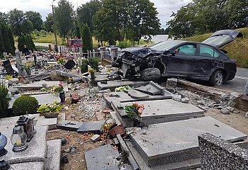 Skoda staranowała cmentarz. Wypadek w Niewieścinie [ZDJĘCIA]