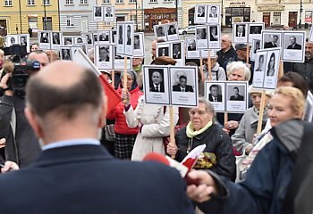 Na Starym Rynku uczcili pamięć zmarłych w Smoleńsku