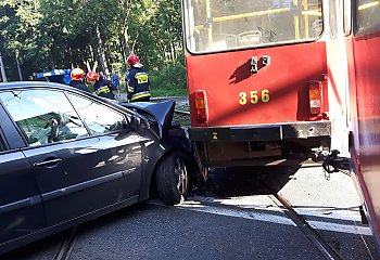 Groźne zderzenie tramwaju z samochodem osobowym [ Z OSTATNIEJ CHWILI-ZDJĘCIA]