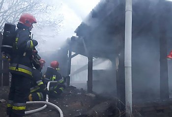 Pożar w budynku wielorodzinnym. Dwie osoby ciężko ranne