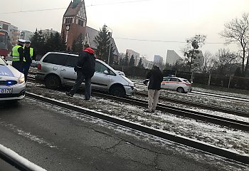 Samochód na torach na Toruńskiej. Zmiany w ruchu tramwajów [Z OSTATNIEJ CHWILI]