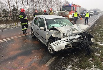 Wypadek na DK25 niedaleko Gościeradza. Dwie osoby trafiły do szpitala