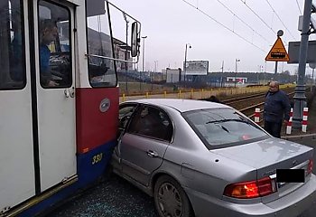 Zderzenie tramwaju z autem osobowym na Gdańskiej 