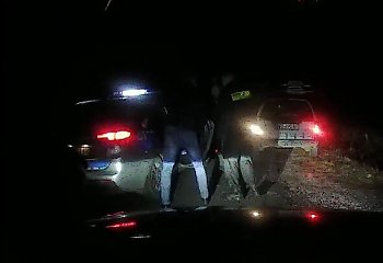 Zobacz jak policjant po służbie zatrzymuje nietrzeźwego kierowcę [WIDEO]