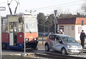 Zderzenie tramwaju z samochodem osobowym w Fordonie [ZDJĘCIA]