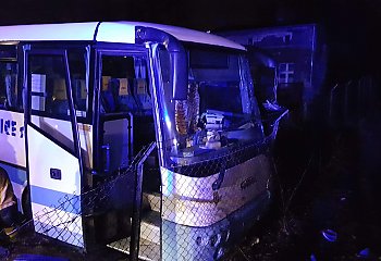 Autobus PKS staranował wiatę sklepu i słup [ZDJĘCIA]