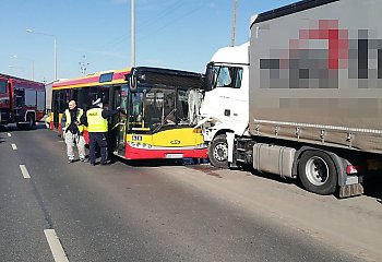 Po zderzeniu z ciężarówką policjanci zatrzymali prawo jazdy kierowcy autobusu [ZDJĘCIA]