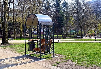 Ławka altankowa dla rodzica z dzieckiem pojawiła się w parku Kazimierza Wielkiego