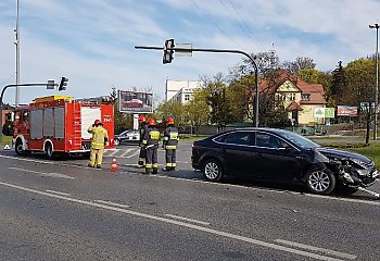 Zderzenie dwóch samochodów osobowych na placu Poznańskim [ZDJĘCIA]