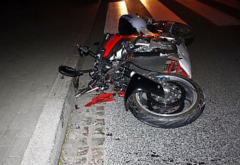 Policjanci odebrali prawo jazdy motocykliście, który uderzył w latarnię