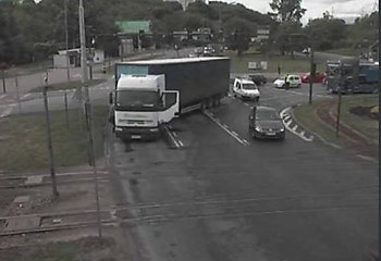 Ciężarówka blokuje ruch na rondzie Toruńskim
