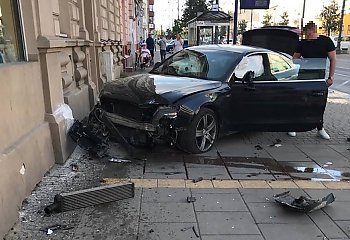 O krok od tragedii na Gdańskiej. Audi wjechało na chodnik i uderzyło w  kamienicę [ZDJĘCIA]