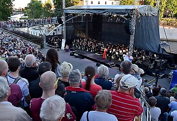 Przy Operze Nova powitamy wakacje razem z chórem i orkiestrą