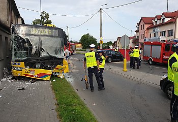 Kobieta zginęła w wypadku chryslera z autobusem [WIDEO]