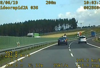 Rajdowcy na autostradzie. Jeden jechał ponad 200 km/h [WIDEO]