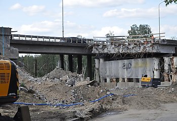 Trwa rozbiórka wiaduktu na ul. Armii Krajowej [ZDJĘCIA]