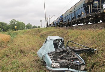 Kierowca zginął po zderzeniu z pociagiem w Karczynie 