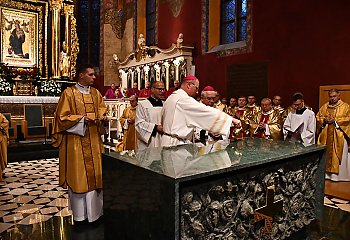 Prymas Polak poświęcił ołtarz w bydgoskiej katedrze [ZDJĘCIA]