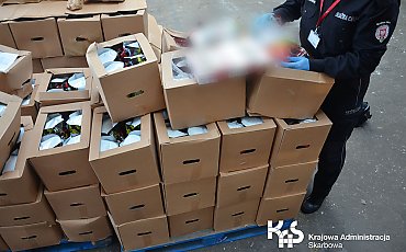 Akcja KAS: Tysiące paczek papierosów ukryte w kartonach z sokiem jabłkowym