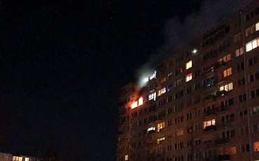 Dwa piętra toruńskiego wieżowca zajęte ogniem. Mieszkańców ewakuowano, są ranni [GALERIA]
