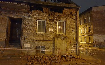 PILNE! Sypie się ściana budynku na rogu Jasnej i Śląskiej. Strażacy zabezpieczają teren