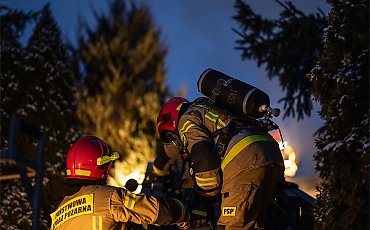 Ogień w domu przy ul. Opławiec w Bydgoszczy. Strażacy musieli rozciąć dach [ZDJĘCIA]